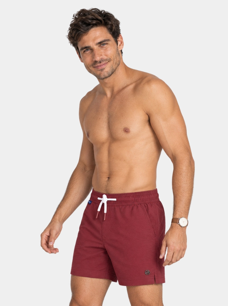 Short de baño Seersucker Capri vino para hombre, vista frontal con jareta blanca - 98 Coast Av