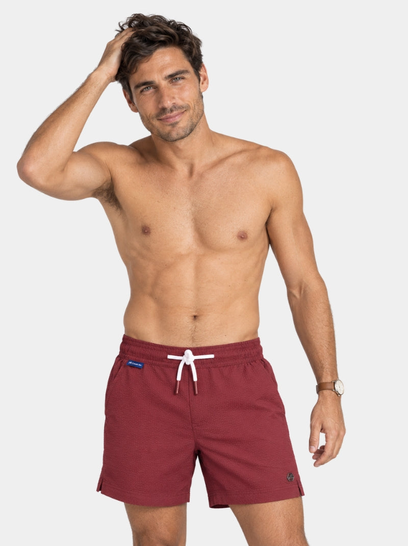 Short de baño Seersucker Capri vino para hombre, vista lateral con hexágono de logo metálico - 98 Coast Av