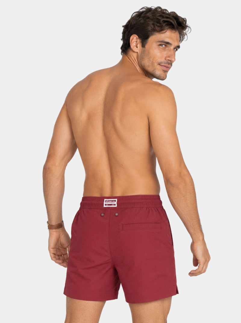 Short de baño Seersucker Capri vino para hombre, vista posterior con ojillos traseros - 98 Coast Av